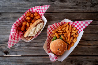 King's Sandwich Shop: a walk-up burger stand dishing out sandwiches, hot dogs & hand-dipped milkshakes since 1942.